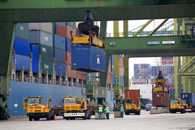 03 Apr 2007, Singapore --- Cargo Container Being Loaded onto Truck --- Image by © Justin Guariglia/Corbis